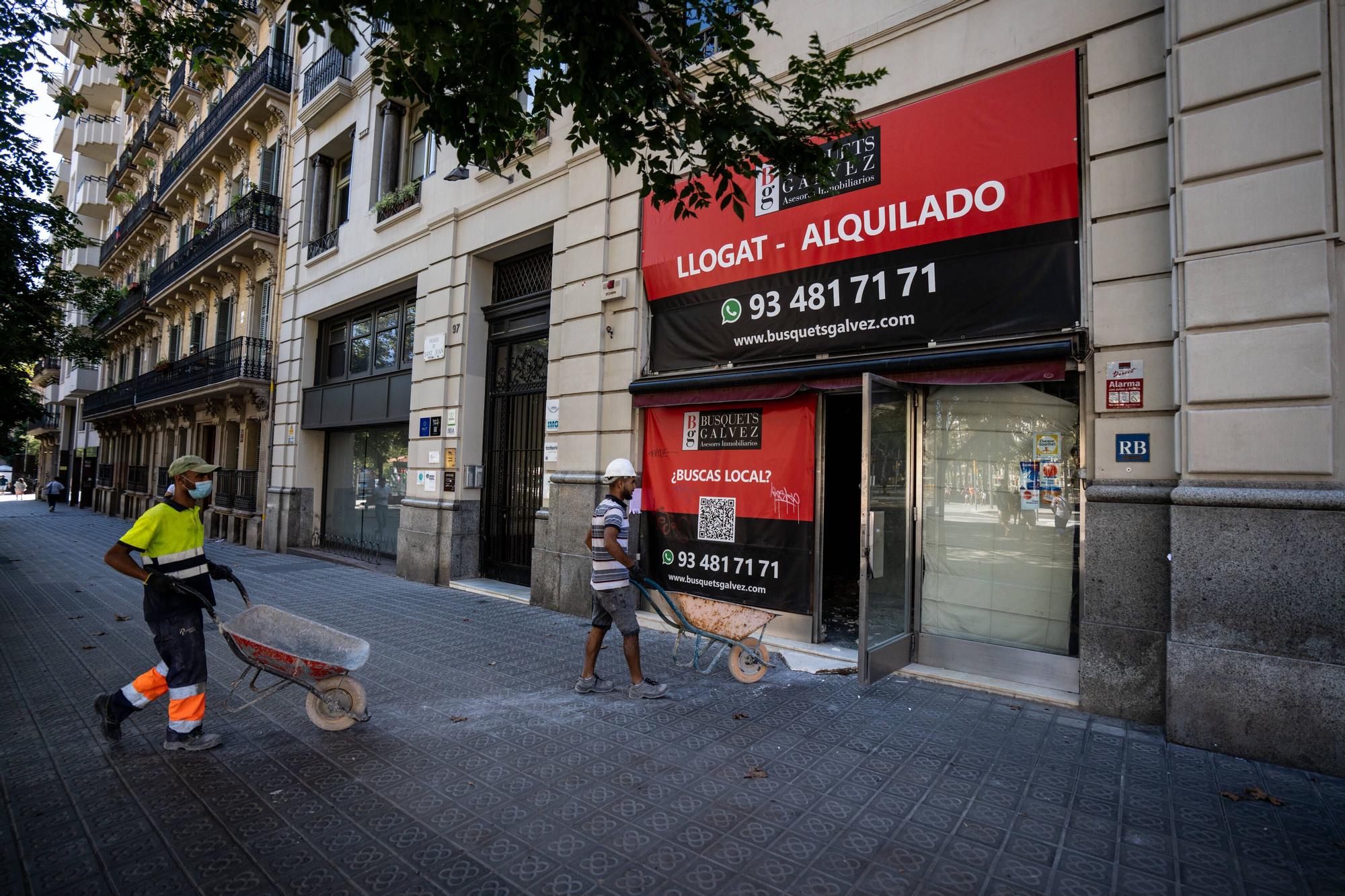 Dos obreros desescombran el interior del antiguo y centenario Can Soteras.