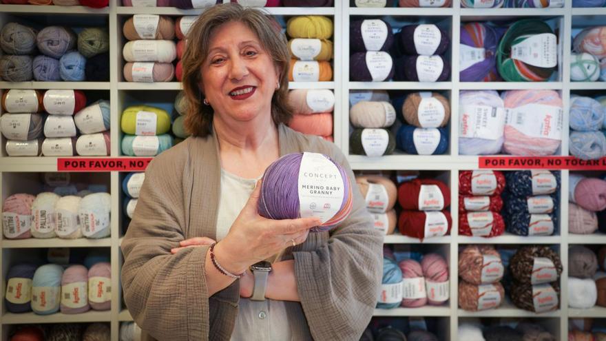 Carmen Saínza Domínguez, en su tienda El tejemaneje. | Germán Barreiros/ Roller Agencia