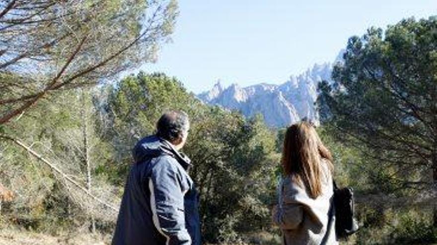 Pere Linares i Sònia Ricomà als terrenys on volen fer el càmping