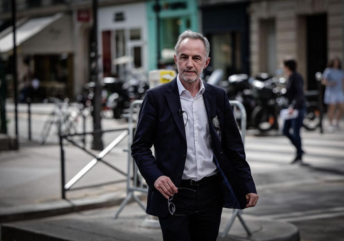 El alcalde de París, Emmanuel Gregoire, llega para visitar un edificio de viviendas insalubres en el centro de París el 9 de abril de 2026.