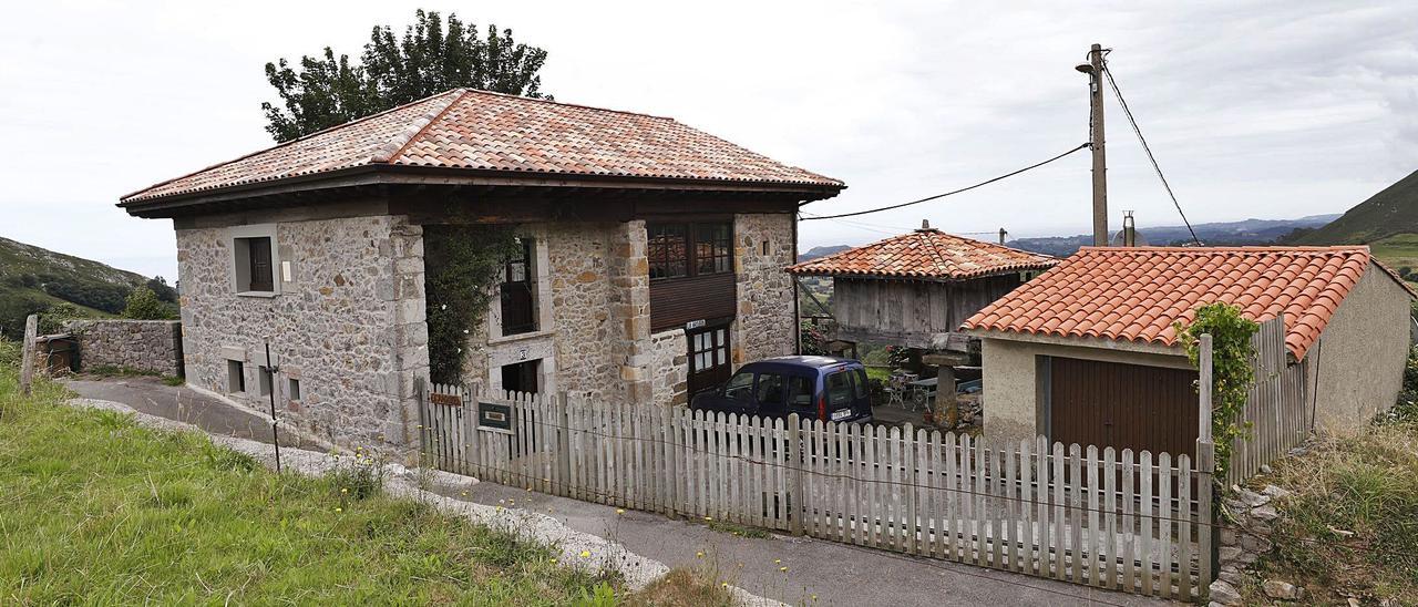 La casa de Menchu Álvarez del Valle, en Sardéu, con el coche de su nieta Claudia González  a la puerta. | |  LUISMA MURIAS