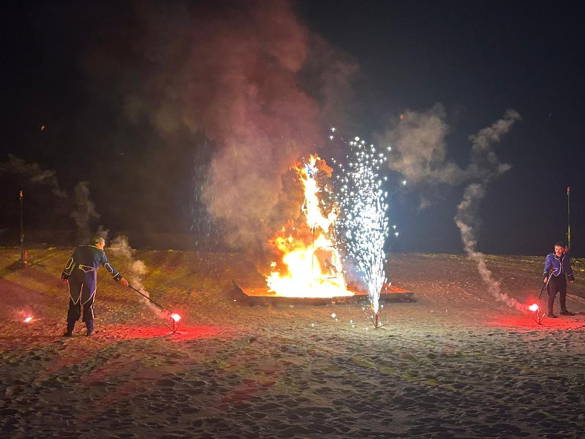 Momento en el que el Rei Carnestoltes ha sido devorado por las llamas en la playa del Fortí.