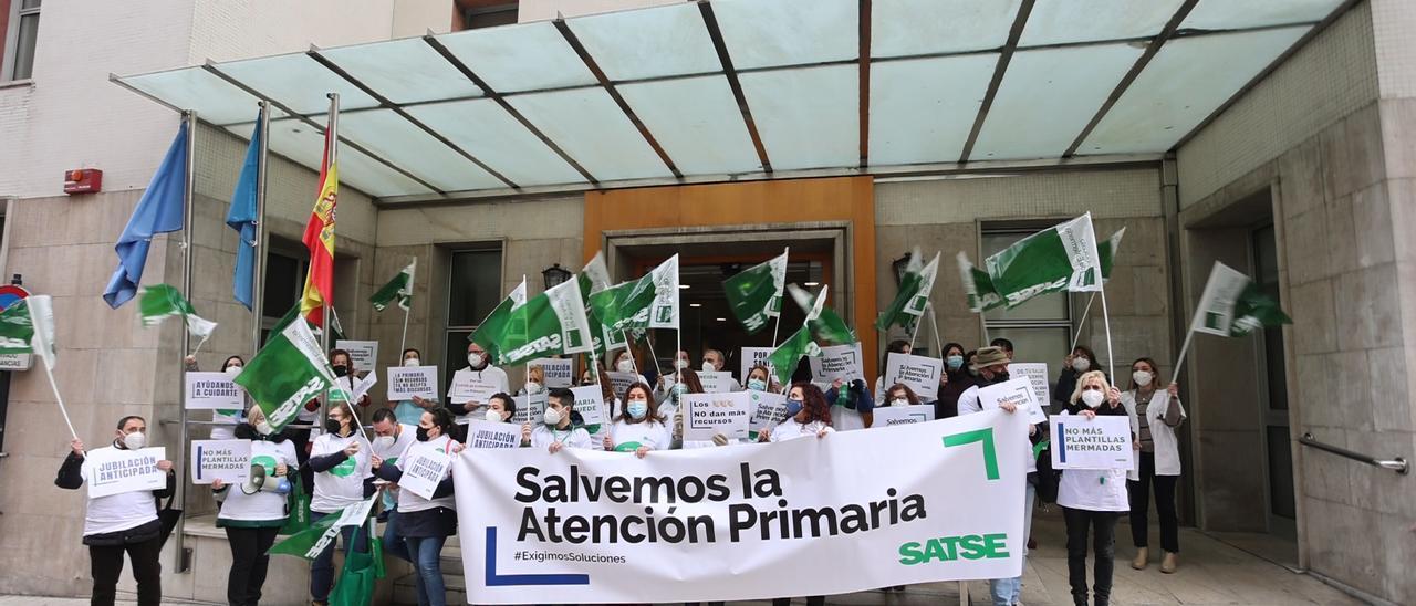 Los enfermeros salen a la calle para exigir un refuerzo de las plantillas: "Estamos diezmados, necesitamos 300 efectivos como mínimo"