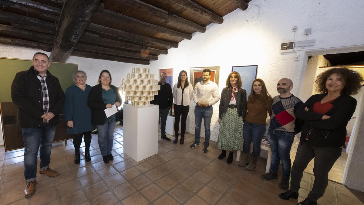 ‘Maqueta’. La diputada de Cultura, Ruth Sanz, va comprovar ahir la restauració de la peça d’Ángel Duarte amb membres del MACVAC.