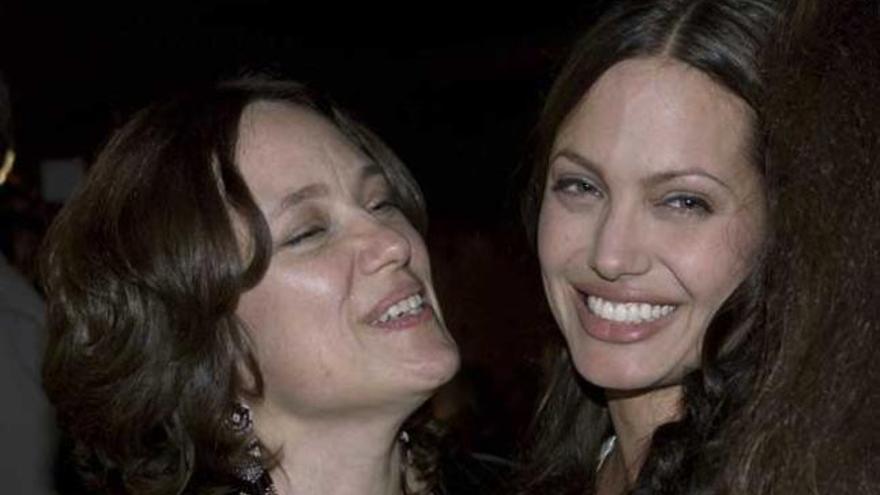 Angelina Jolie, junto a su madre.
