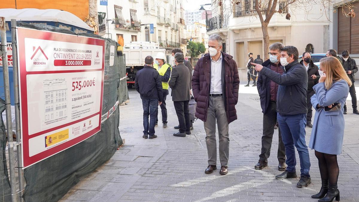 Imagen de archivo de una visita del vicepresidente del Consell Héctor Illueca a una de las obras en Ontinyent.