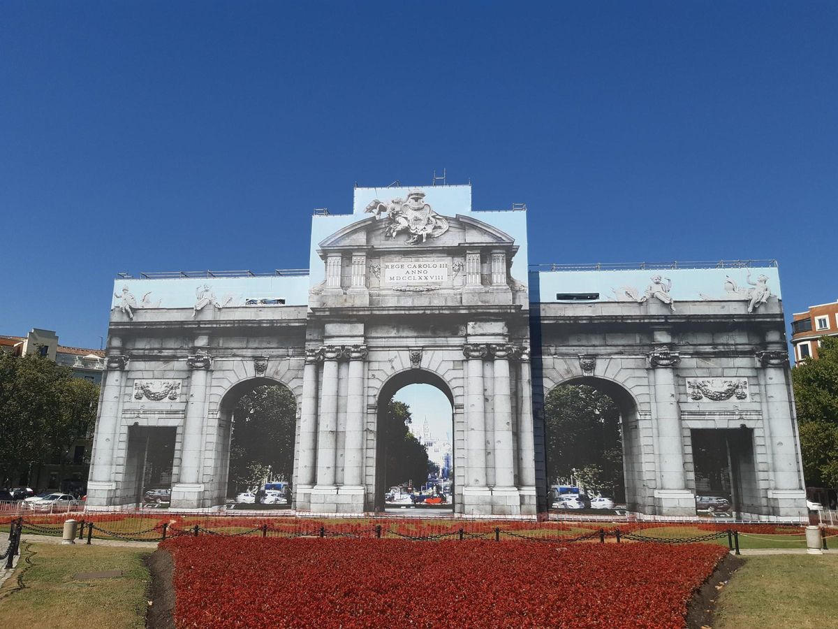 La lona mimética que cubrió la Puerta de Alcalá durante los 16 meses que duró la intervención.