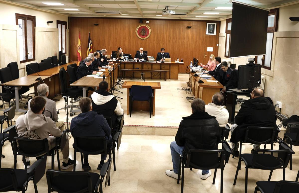 Los acusados, durante el juicio