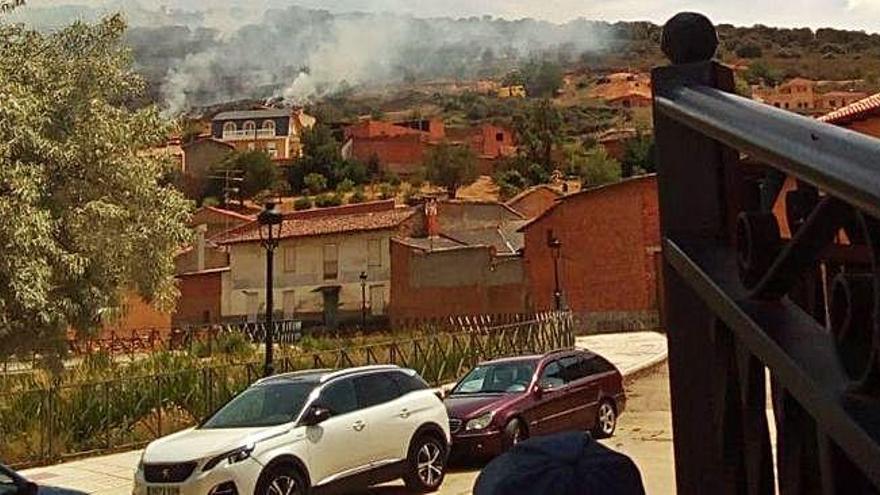 Instantáneas de la acción del fuego en el monte y la perspectiva desde las viviendas más próximas. P.