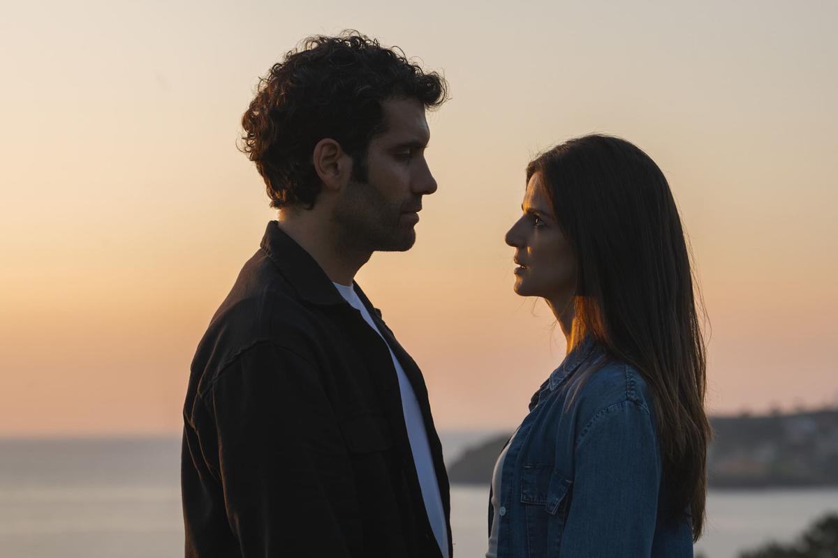 El compostelano Tamar Novas y Clara Lago, en una escena de ‘Clanes’.