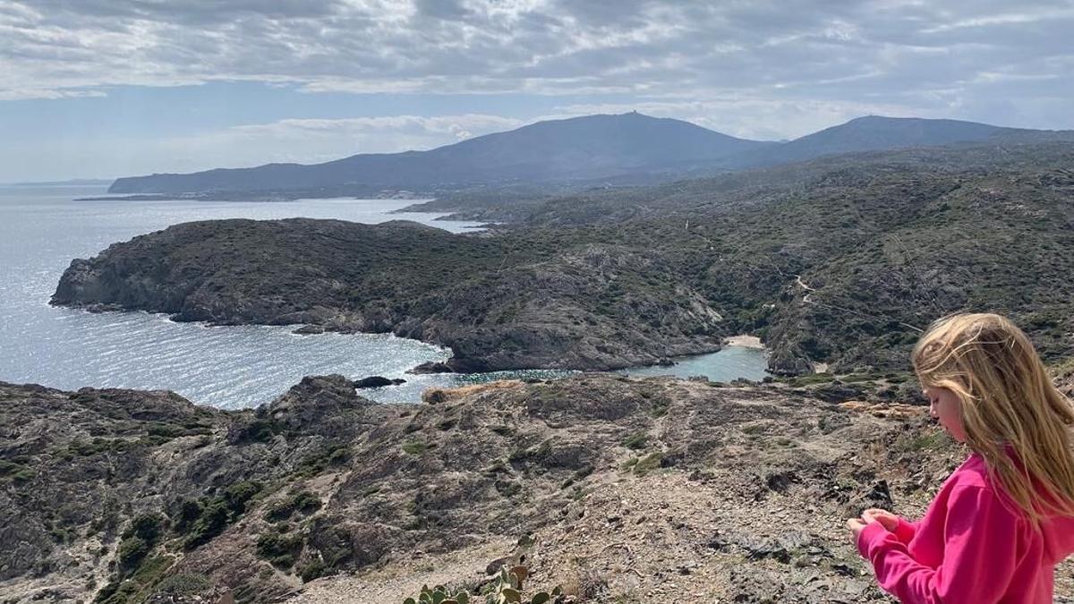 Una nena al Parc Natural de Cap de Creus.