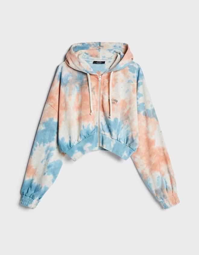 Chaqueta 'tie-dye' con capucha y cremallera, de Bershka