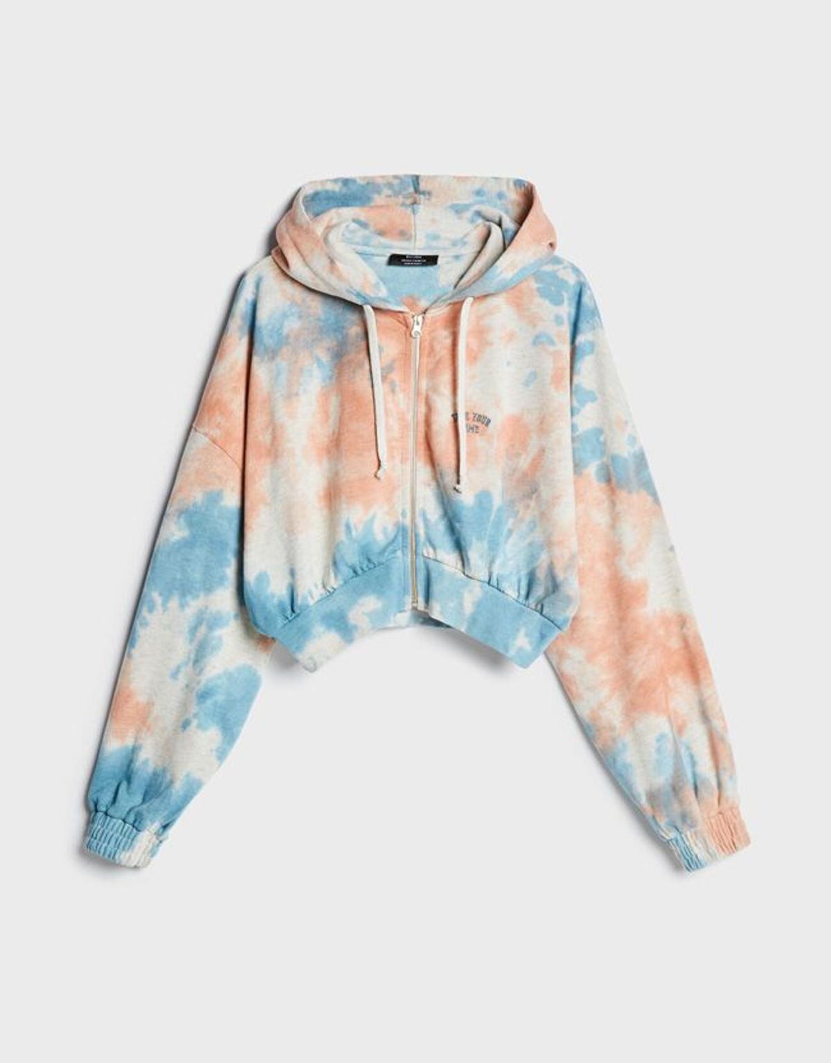 Chaqueta 'tie-dye' con capucha y cremallera, de Bershka