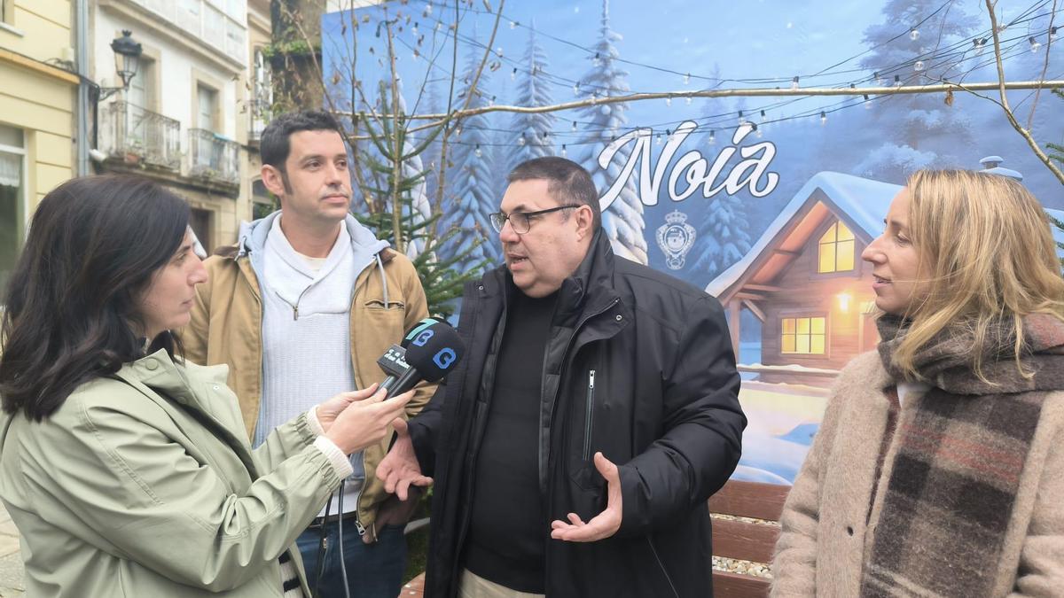 Abel Pan, esquerda, Francisco Pérez e Alba Expósito, na presentación da programación de Nadal de Noia.