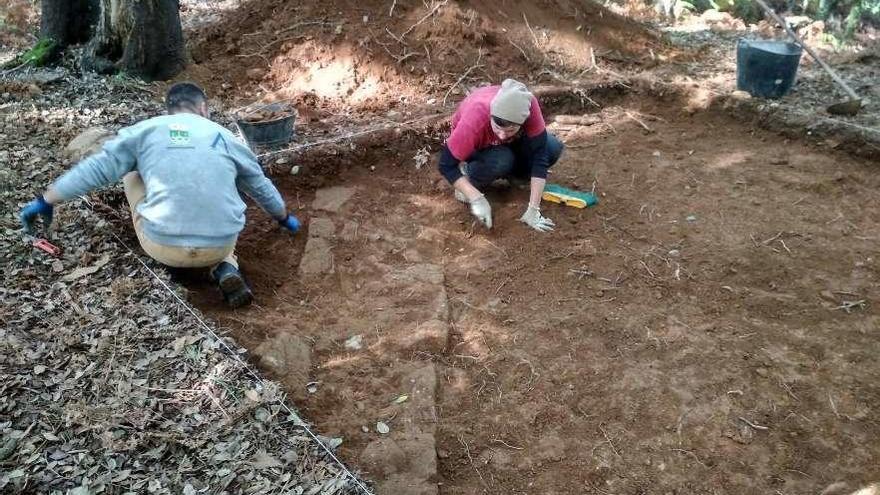 Trabajos, ayer, en el Castro de Monte Sampaio, en la parroquia cruceña de Merza.