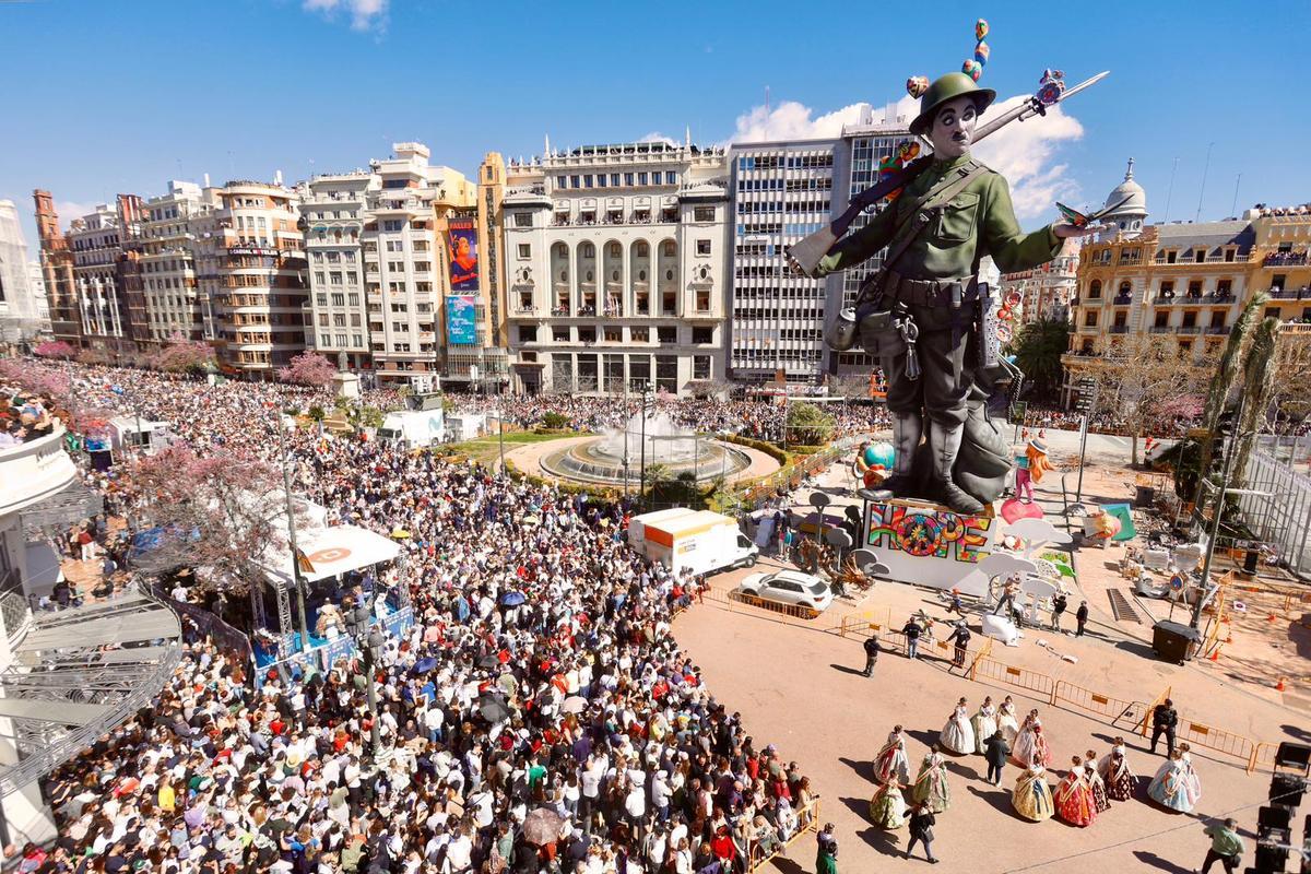 Fallas 2026: Se amplía el perímetro de seguridad al agrietarse un ninot de la falla municipal como consecuencia del viento