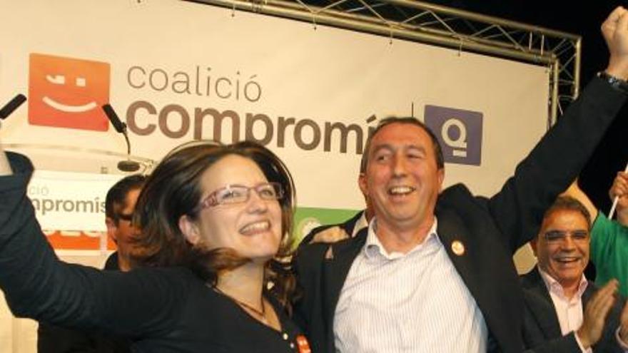 El cabeza de lista al Congreso de la coalición Compromís-Q por Valencia, Joan Baldoví, y la diputada autonómica M nica Oltra, celebran junto a los simpatizantes los resultados que se van conociendo durante el recuento efectuado al cierre de los colegios.