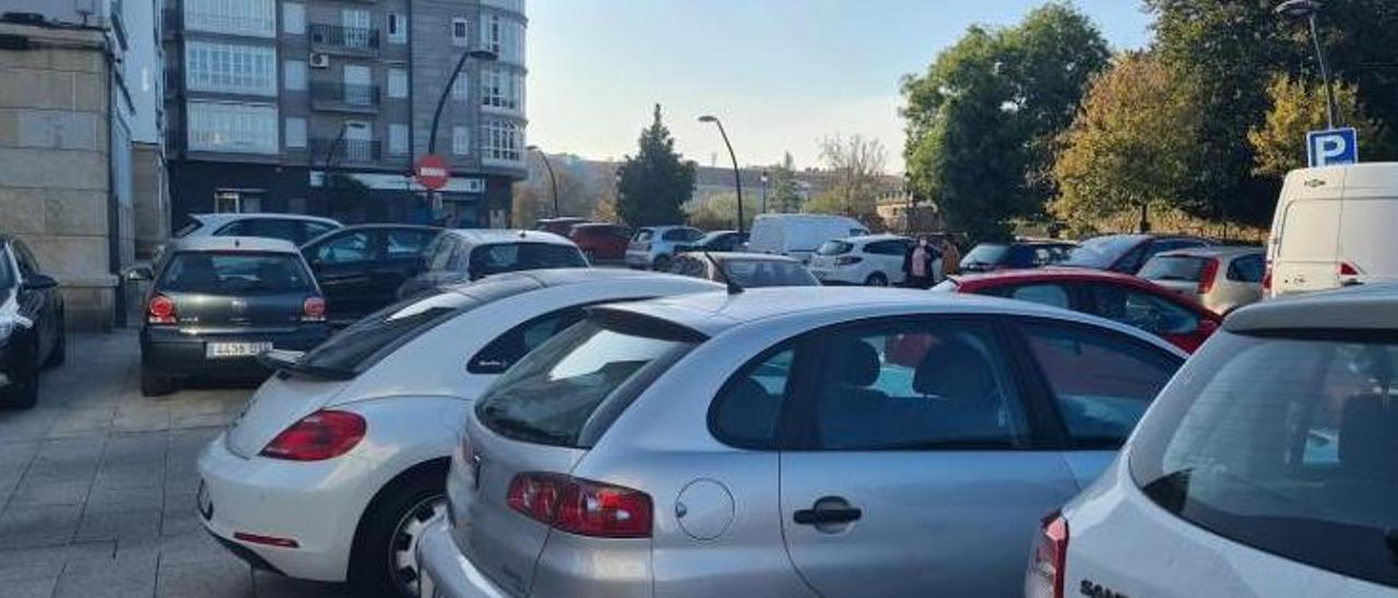 La zona peatonal, abarrotada de coches, ayer.