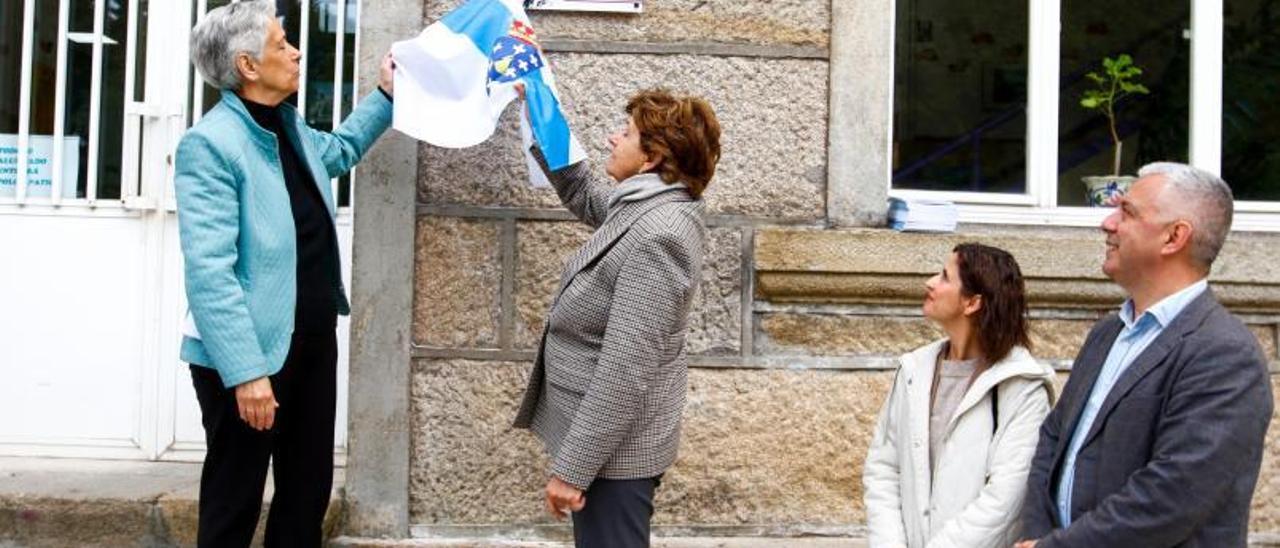 Homenaxe tributado a Plácido Castro ás portas do CEIP Anexo A lomba, o antigo Calvo Sotelo, onde el dou aulas.