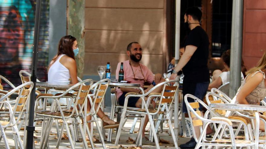 Usuaris en una terrassa de la plaça de la Virreina de Barcelona |