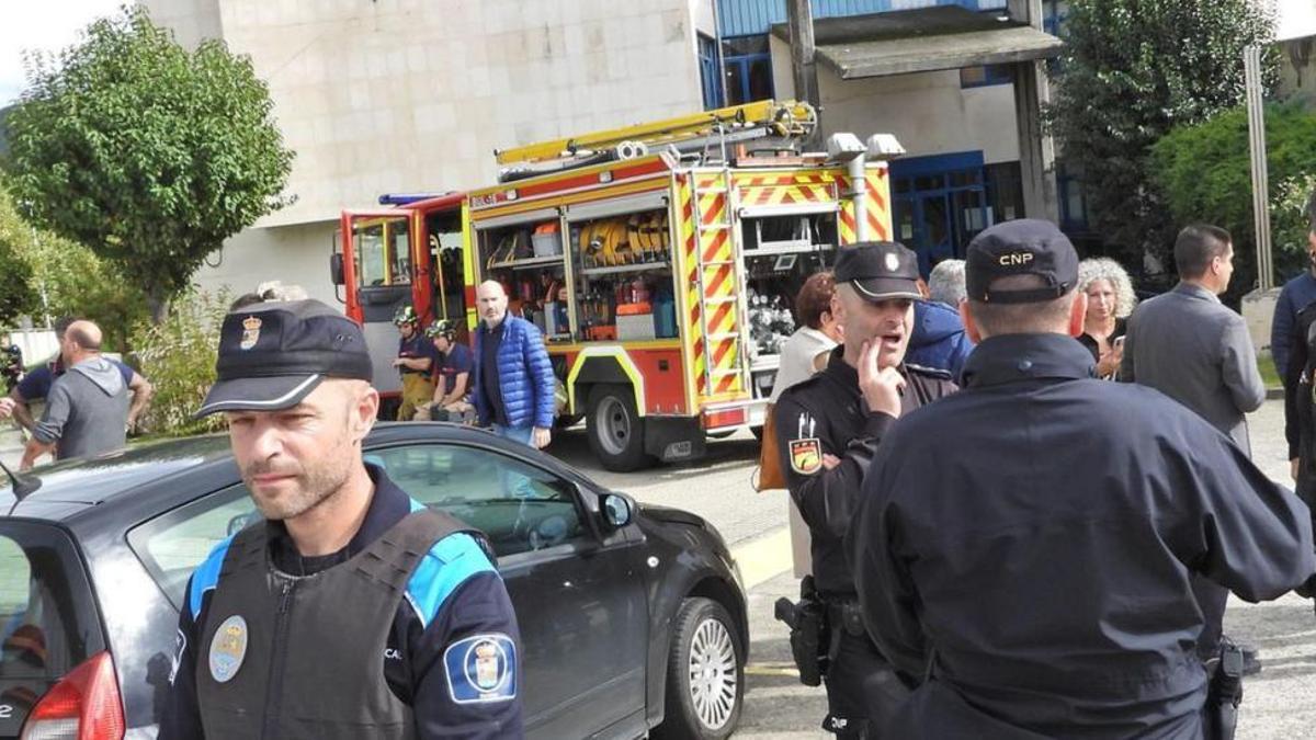 Dispositivo policial y de bomberos, tras desplomarse el muro del vestuario.