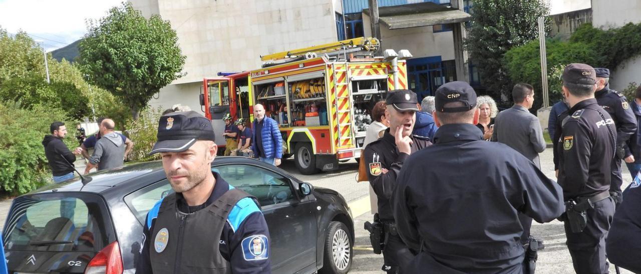 Dispositivo policial y de bomberos, tras desplomarse el muro del vestuario.