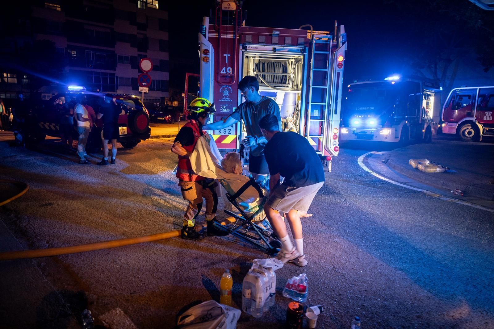En imágenes | Desalojada la residencia Zalfonada de Zaragoza por un incendio