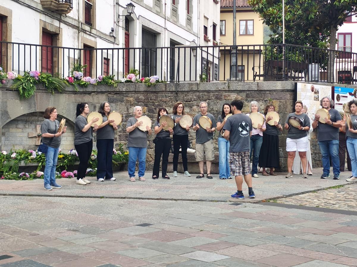 El enramado de la fuente de La Campa por San Juan en Salas, en imágenes