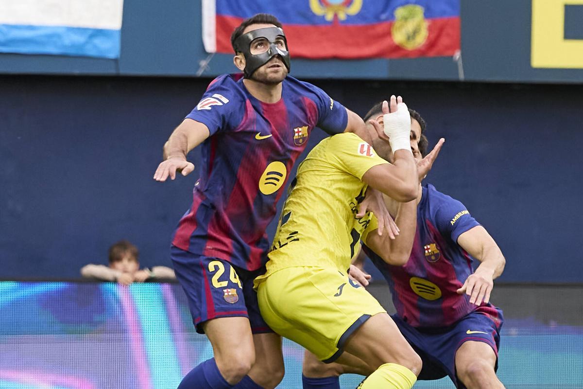 Eric Garcia atiende a un balón aéreo en la visita al Villarreal.