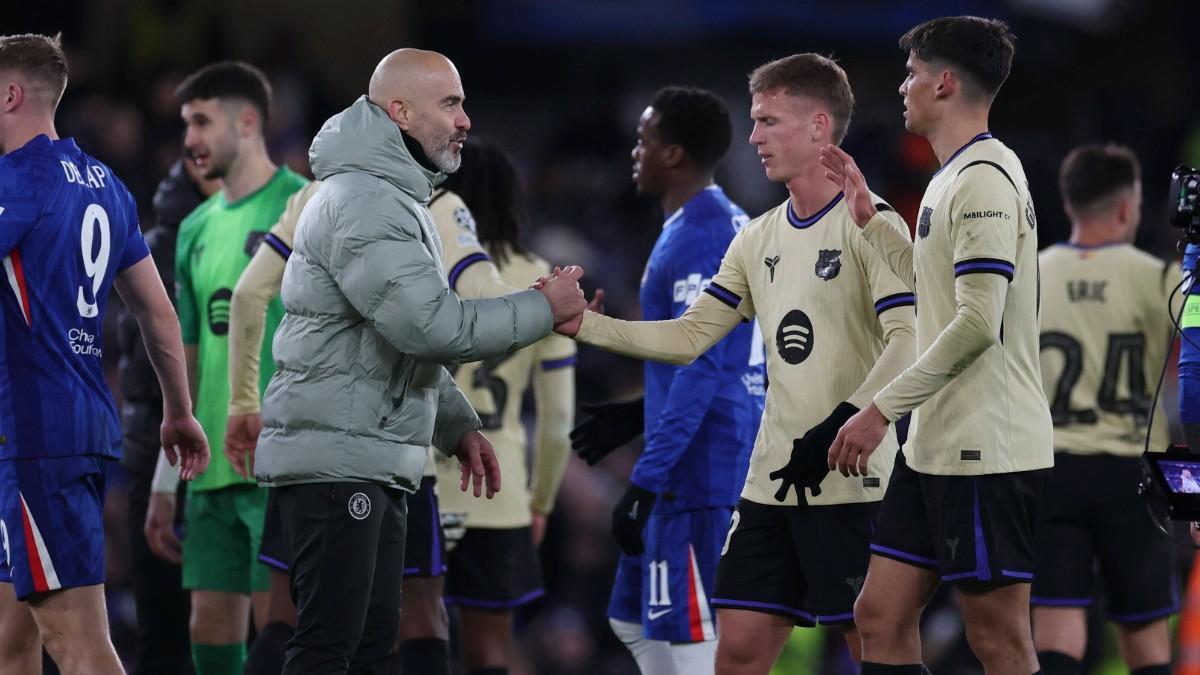 Enzo Maresca saludando a Dani Olmo y Gerard Martin en Stamford Bridge