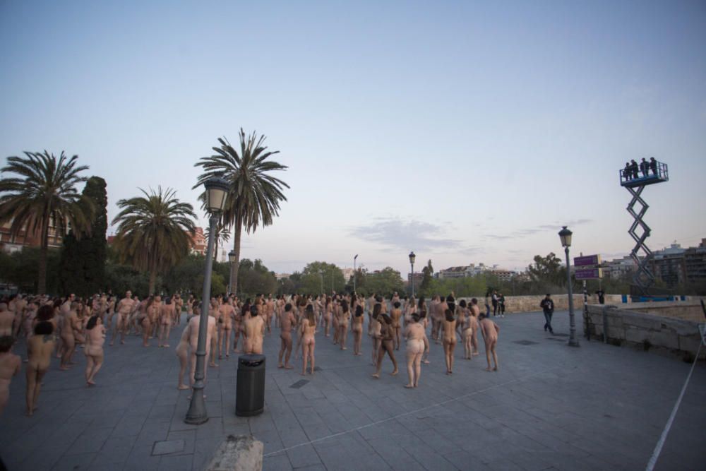 Spencer Tunick desnuda a 2.000 personas en València frente a las Torres de Serranos