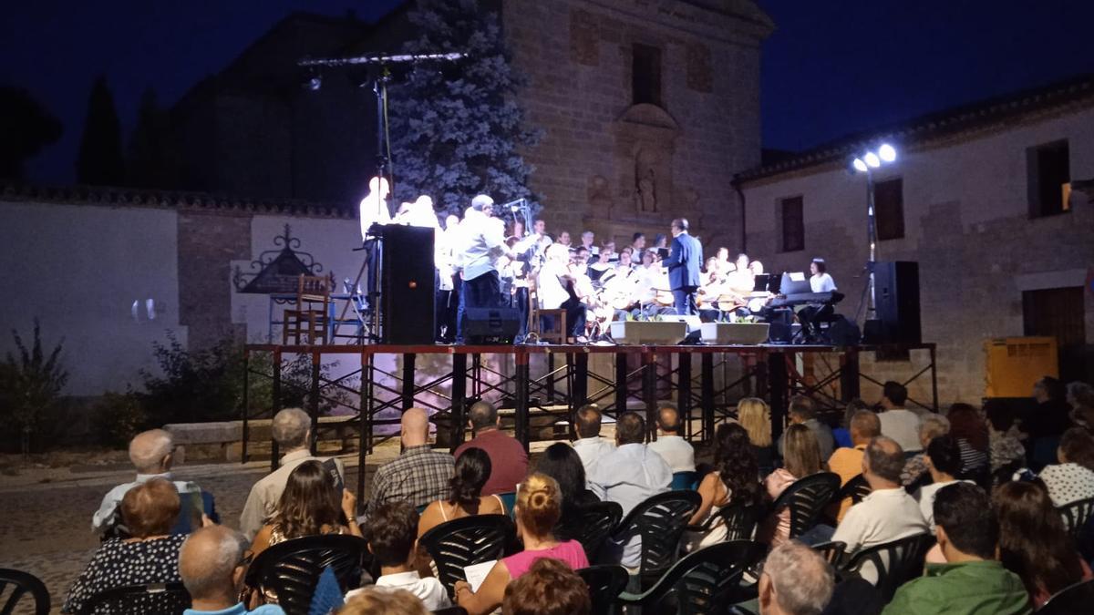 El público disfruta del concierto ofrecido por La Mayor en la plaza del Carmen