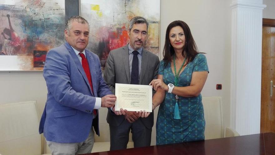 Javier Carnero, el alcalde de Benalmádena, Víctor Navas, y Rosa María González.