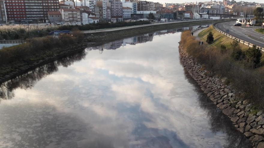 Vertido en la ría de Avilés, esta tarde.