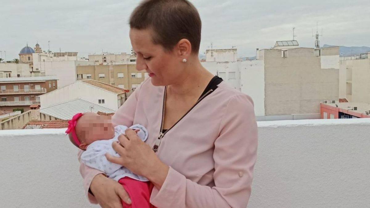 La escritora Olga Avellán, con su hija en abril de 2020.