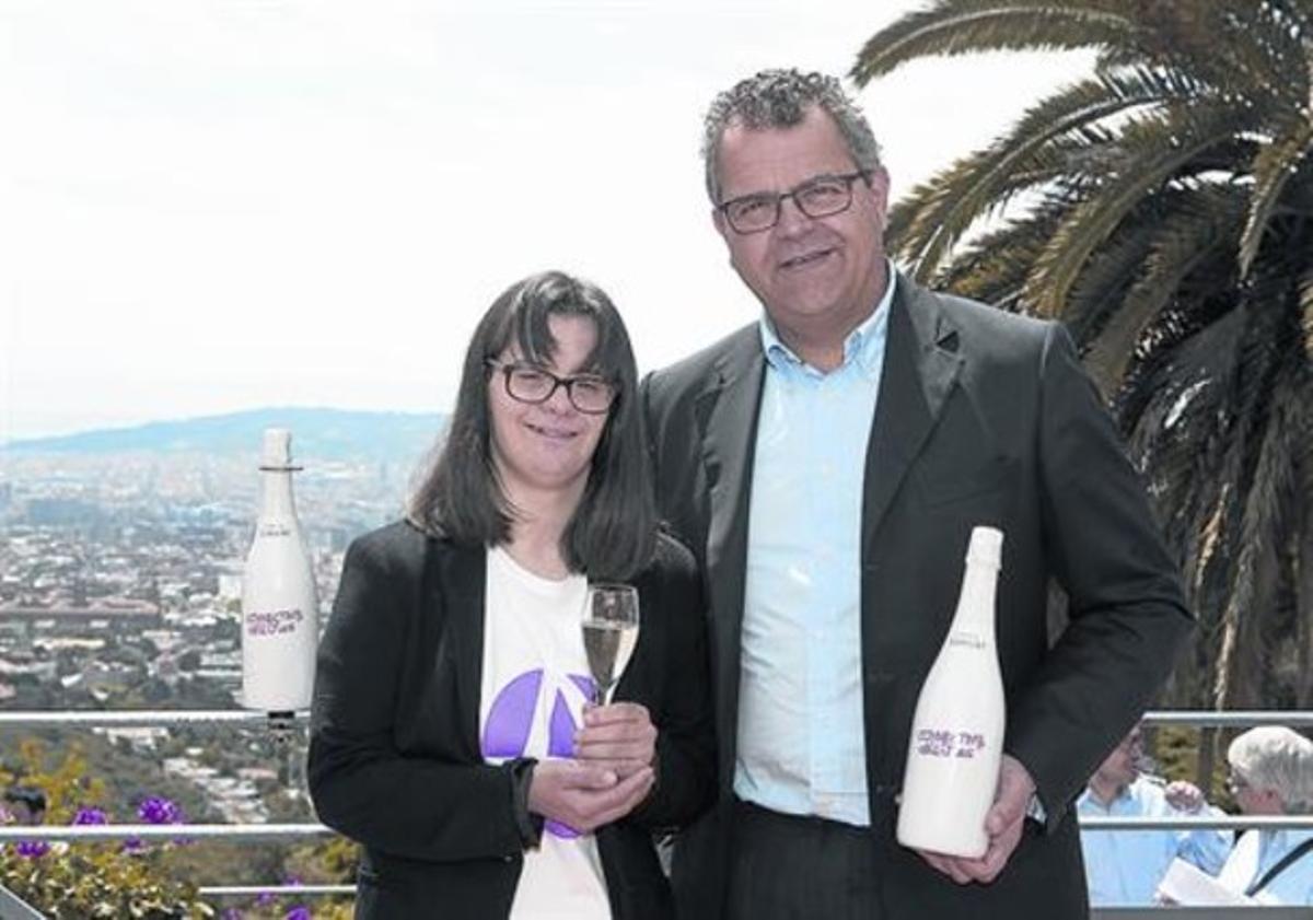 Anna Vives, autora de la tipografia del cava, i Joan Aura, director de Caves Mestres. Anna Vives, autora de la tipografia del cava, i Joan Aura, director de Caves Mestres.