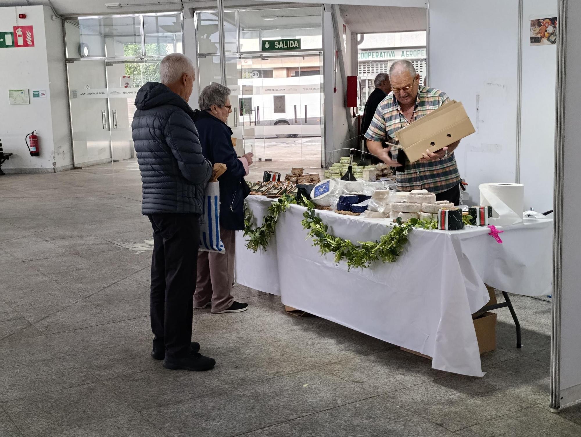 Lleno en la muestra agroalimentaria de la Plaza de Abastos de La Pola