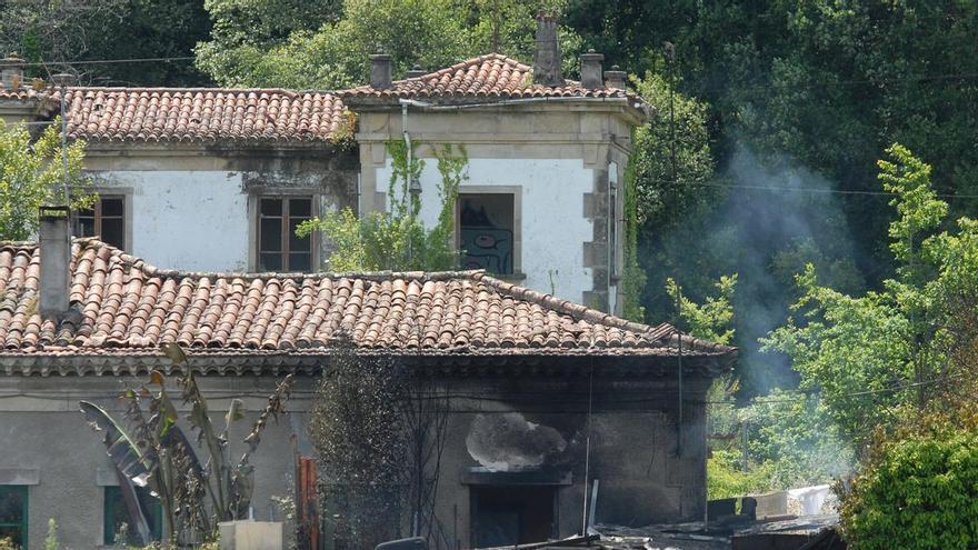 Trasladan a dos personas por inhalación de humo tras el incendio de un alpendre en Silleda