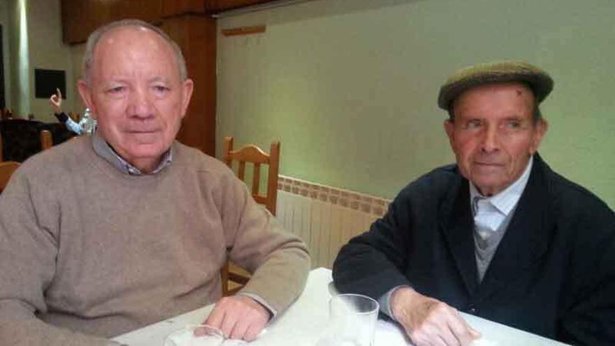 El padre Manuel Blanco Rodríguez (a la izquierda) junto a su hermano José, que vive en Camarzana.