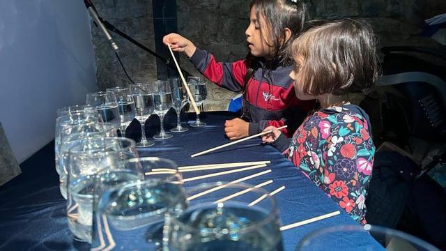 Dos niñas, en una actividad  musical  en la Casa  de la Mujer.