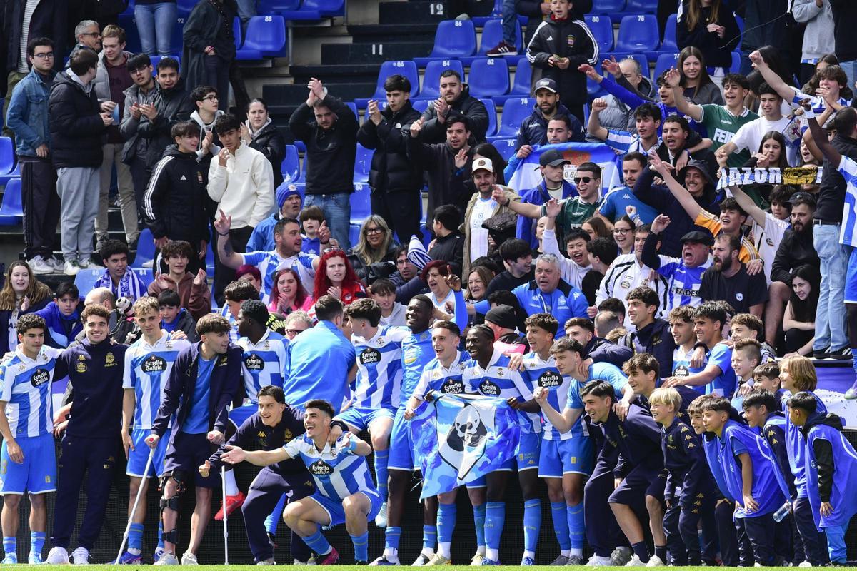Victoria del Fabril: jugadores y afición celebran el 3-0 en Riazor Victoria del Fabril: jugadores y afición celebran el 3-0 en Riazor