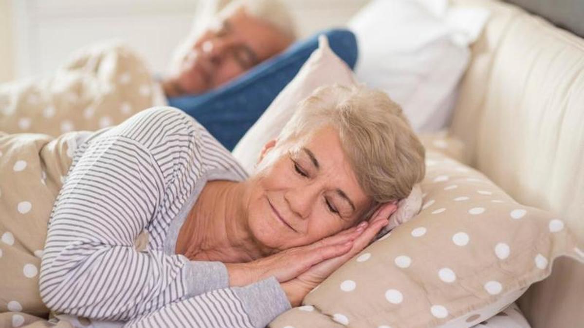 Adeu a tocar el radiador o a moure el termòstat: un estudi apunta la millor temperatura del dormitori per a majors de 65 anys