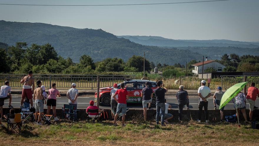 Trasladada en ambulancia una mujer tras ser atropellada en el Rally Rías Baixas