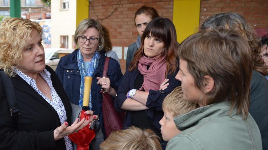 Per l&#039;esquerra, la directora d&#039;Educació  Dolors Colell parla amb una mare de l&#039;escola de Sant Joan, aquest divendres