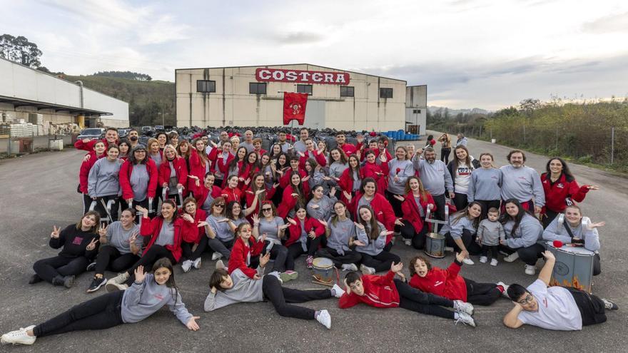 Foto de familia de la charanga «Los Tardones» durante un ensayo en las instalaciones de Conservas Costera.