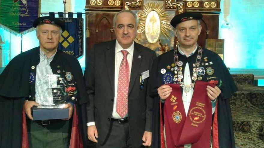 Rafael Mourelos y Víctor Otero, con el traje de &quot;O Centolo Larpeiro&quot;, recogieron el premio. // FDV