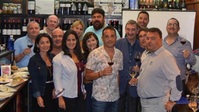 Algunos de los clientes fijos durante una cata en Vinoteca San Juan.