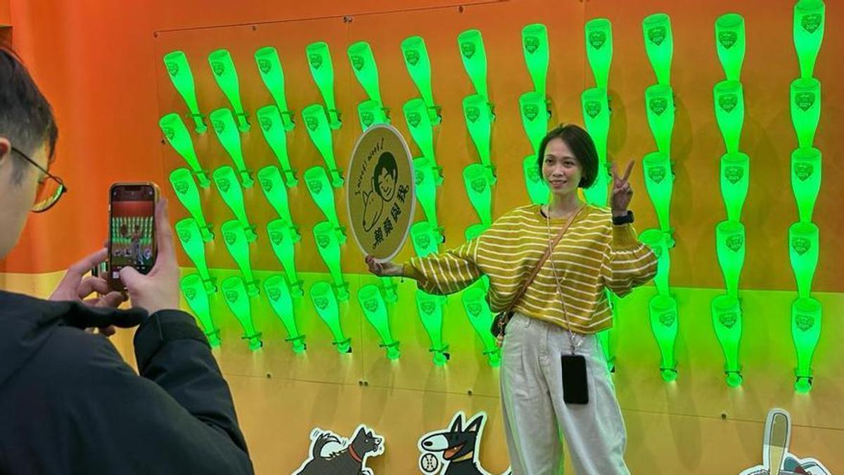 Una simpatizante del independentista Partido Democrático Progresista (PDP) se fotografía en la sede del partido en la capital taiwanesa.