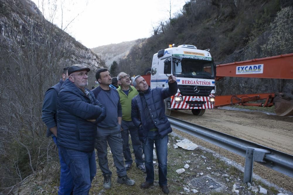 Cae una montaña y sepulta el acceso a Caso