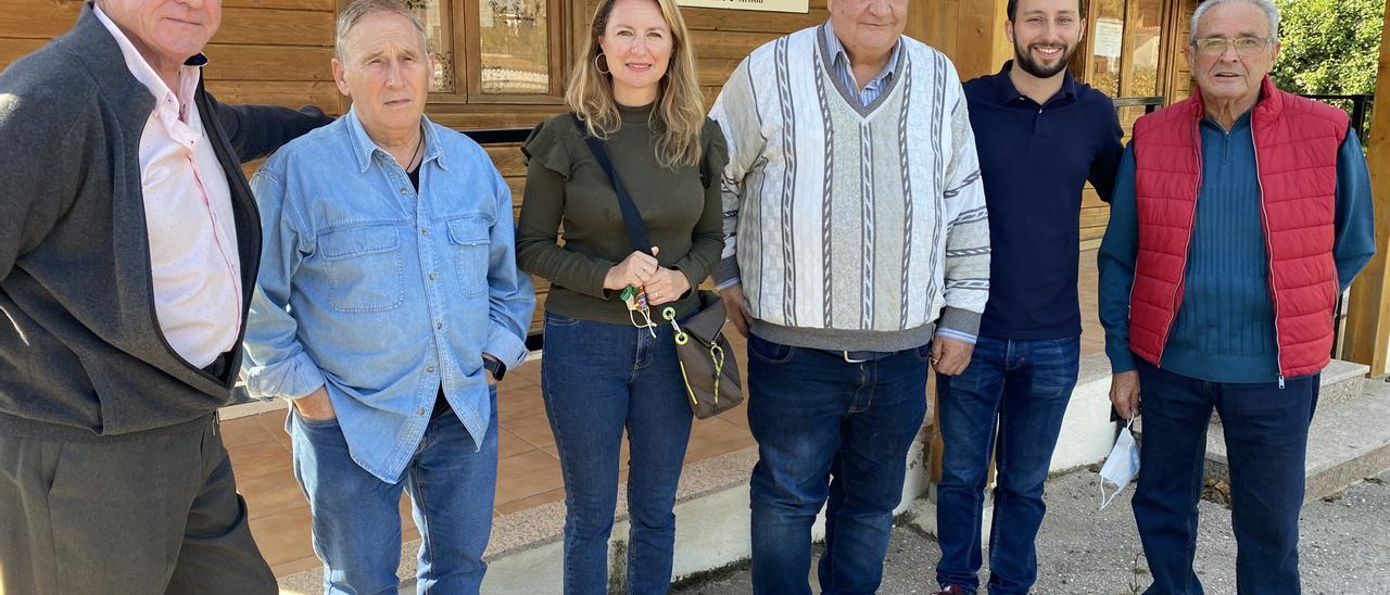 La portavoz municipal del PP, Begoña Carrasco, junto a los representantes de la asociación de la Marjaleria.